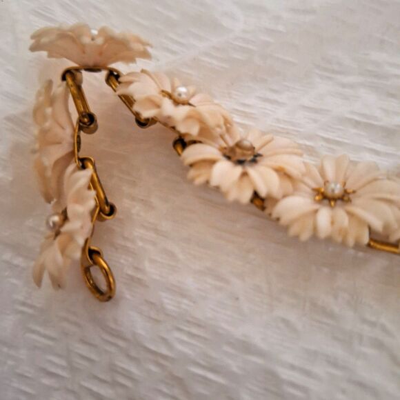 A Vintage Plastic Daisy Women's Bracelet Soft Plastic Decorative Cottage Core - Picture 2 of 9